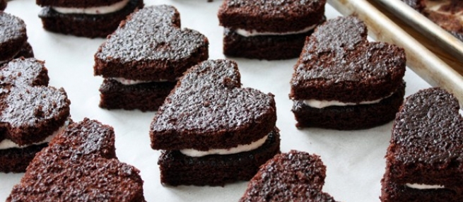 Aprenda a fazer Brownie de coração com brigadeiro de leite ninho